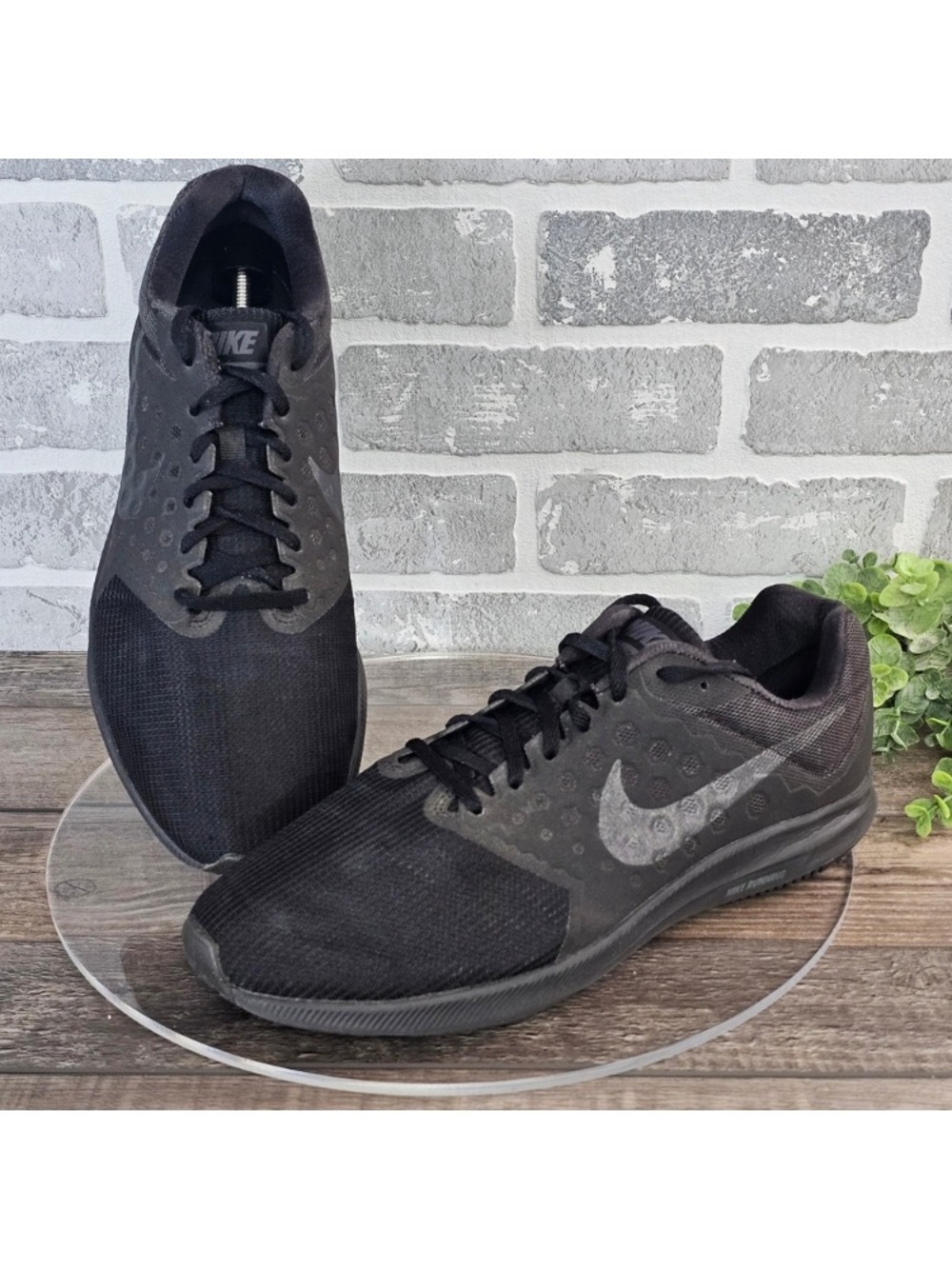 Nike Men’s Black Athletic Running Shoes with Subtle Swoosh
